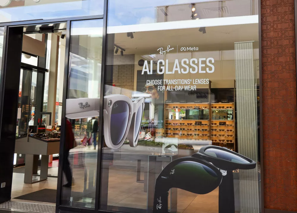 24.09.2025, Deutschland, NRW, K?nstliche Intelligenz, Optiker-Schaufenster mit einer Werbung f?r Ray-Ban Meta AI Sonnenbrillen, KI, Brillen, Ray Ban, Brille mit Videofunktion, Deutschland *** 24 09 2025, Germany, NRW, artificial intelligence, opticians shop window with an advertisement for Ray Ban Meta AI sunglasses, AI, glasses, Ray Ban, glasses with video function, Germany Copyright: xD.xKerlekin/SnowfieldxPhotographyx SF240925RayBanD1No Use Switzerland. No Use Germany. No Use Japan. No Use Austria