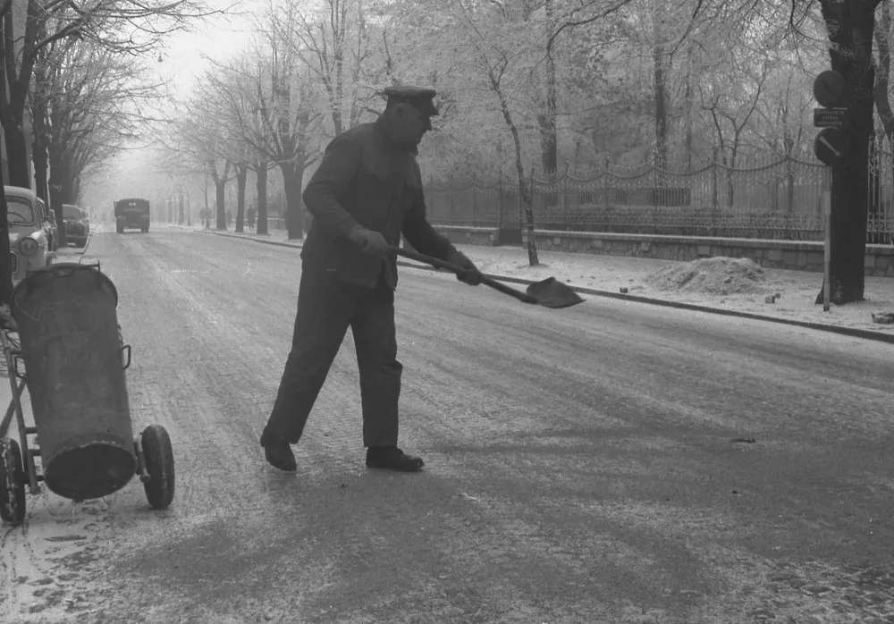 zima 1961 - posipavanje cest s peskom
