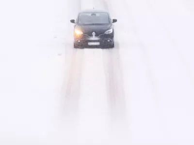 04 January 2026, Lower Saxony, Hemmingen: A car drives on the Messeschnellweg in the Hanover region during snowfall. Photo: Julian Stratenschulte/dpa / Foto: Julian Stratenschulte