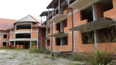 Dom starej&scaron;ih Osilnica, nedograjen.