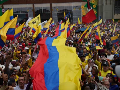 07 January 2026, Colombia, Cali: Demonstrators hold a Colombian flag as Colombian President Gustavo Petro speaks during a rally in defense of national sovereignty in Cali, after US President Donald Trump suggested the United States might intervene militarily in Colombia, days after US forces struck Venezuela and captured Venezuelan President Nicolas Maduro and his wife Cilia Flores. Photo: Sebastian Marmolejo/LongVisual via ZUMA Press Wire/dpa / Foto: Sebastian Marmolejo