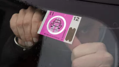 - letna avtocestna vinjeta za osebna vozila na slovenskih avtocestah - cena letne vinjete 2011 - 95 EUR  ///FOTO: Luka Cjuha / Foto: Luka Cjuha