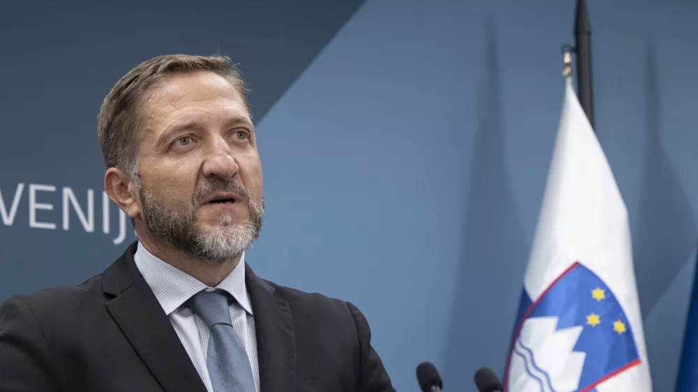 Ljubljana, vlada.Izjava po neformalnem brifingu o Nato deklaraciji.Minister za finance Klemen Bostjancic.