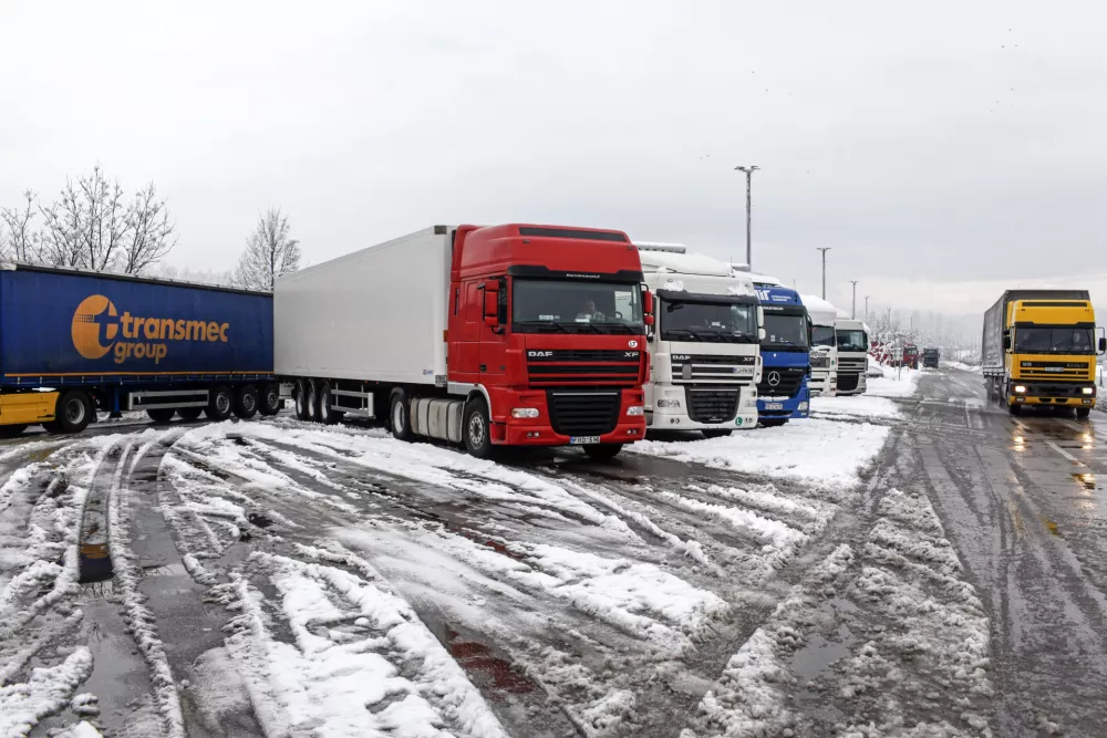 - Počivali&scaron;če Barje - parkiri&scaron;če za tovorna vozila - tovornjaki - kamioni, - sneg - snežne razmere //FOTO: Jaka Gasar