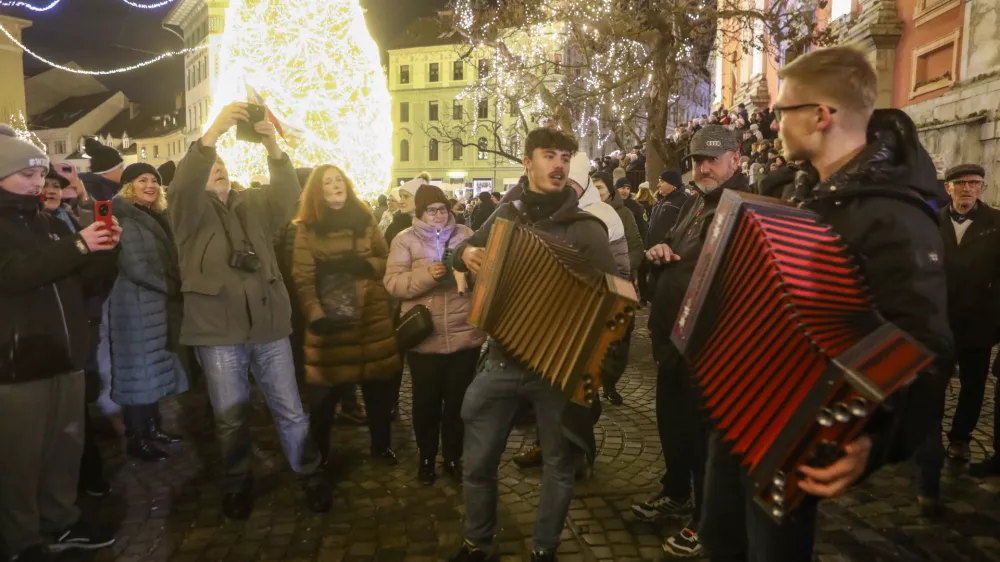 26.12.2025 - Pre&scaron;ernov trgu v Ljubljana shod harmonikarjev - harmonikaFoto: Luka Cjuha