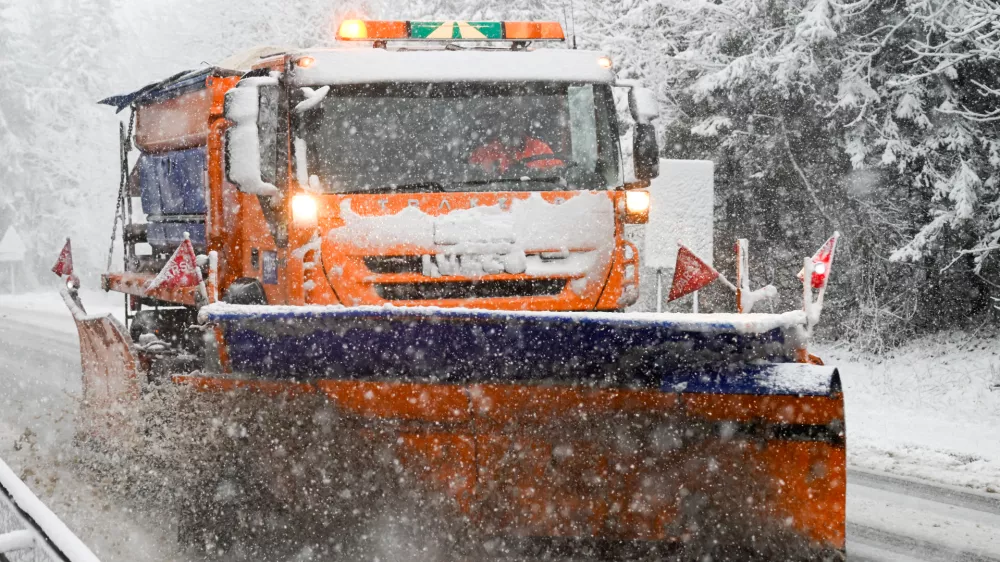 19.01.2024 - sneženje v okolici Logatca - primorska avtocesta - pluženje//FOTO: Nik Erik Neubauer