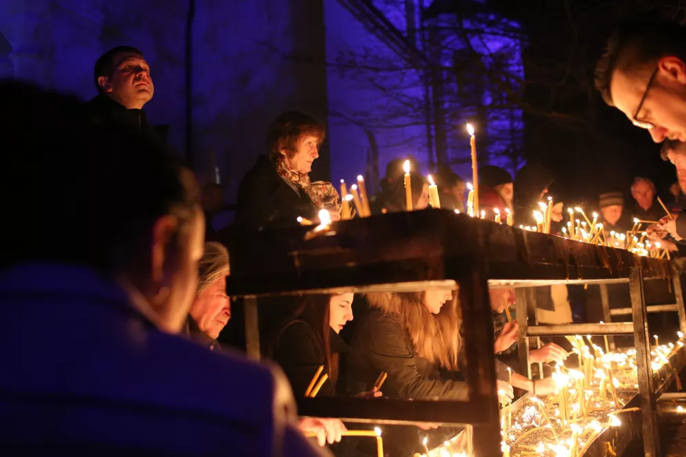pravoslavni verniki prižigajo sveče - simbol večne svetlobe in večnega življenja   - 06.01.2019 - - Pravoslavni božič v Ljubljani - badnji dan v srbski pravoslavni cerkvi Sv. Cirila in Metoda//FOTO: Bojan Velikonja