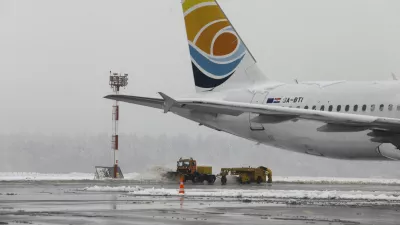 - pluženje pristajalne steze - sneženje - sneg - zima - letalo- 16.01.2023 – Brnik - Letališče Jožeta Pučnika Ljubljana, //FOTO: Luka Cjuha