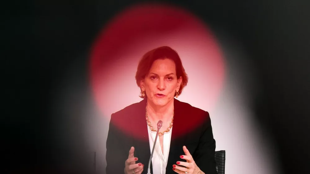 Frankfurt Pressekonferenz mit Friedenspreistr&auml;gerin Anne Applebaum. Frankfurter Buchmesse 2024. Anne Applebaum, die Tr&auml;gerin des diesj&auml;hrigen Friedenspreises des Deutschen Buchhandels, w&auml;hrend einer Pressekonferenz auf der Frankfurter Buchmesse, 18.10.2024. *** Frankfurt Press conference with Peace Prize winner Anne Applebaum Frankfurt Book Fair 2024 Anne Applebaum, winner of this years Peace Prize of the German Book Trade, during a press conference at the Frankfurt Book Fair, 18 10 2024 Copyright: xEibner-Pressefoto/FlorianxWieganx EP_FWD,Image: 922959694, License: Rights-managed, Restrictions: imago is entitled to issue a simple usage license at the time of provision. Personality and trademark rights as well as copyright laws regarding art-works shown must be observed. Commercial use at your own risk., Model Release: no