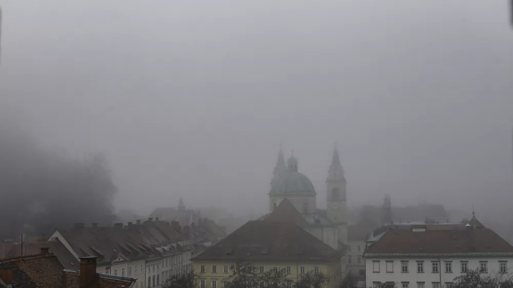 Megla - 21.12.2023 &ndash; Onesnažen zrak v Ljubljani - povi&scaron;ane vrednosti delcev v zraku - posledica povečanih izpustov in izrazitega temperaturnega obrata, ki zadržuje onesnažen zrak v nižinah,, megla //FOTO: Luka Cjuha / Foto: Luka Cjuha