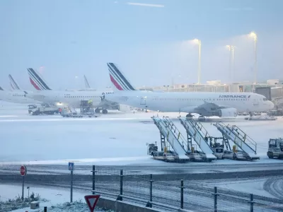 View of Air France planes on the snow-covered tarmac at the Paris CDG Terminal 2F of the Paris-Charles de Gaulle Airport, in Roissy-en-France, near Paris, as winter weather with snow and cold temperatures hits a part of the country, France, January 7, 2026. REUTERS/Abdul Saboor