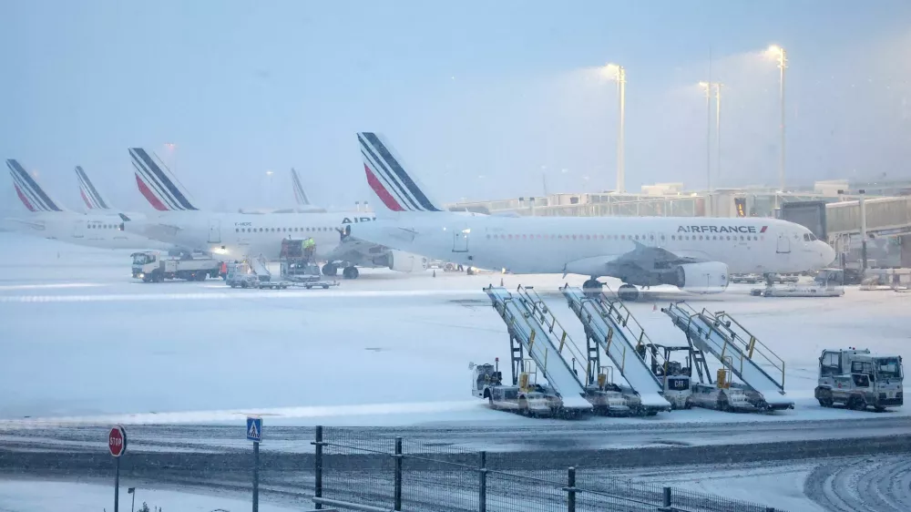 View of Air France planes on the snow-covered tarmac at the Paris CDG Terminal 2F of the Paris-Charles de Gaulle Airport, in Roissy-en-France, near Paris, as winter weather with snow and cold temperatures hits a part of the country, France, January 7, 2026. REUTERS/Abdul Saboor