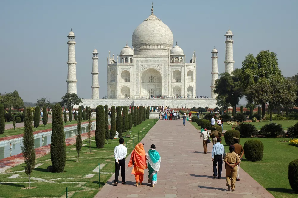Uttar Pradesh, India - march 07, 2006: View of the gardens and main building of the Taj Mahal in the city of Agra / Foto: Istockphoto