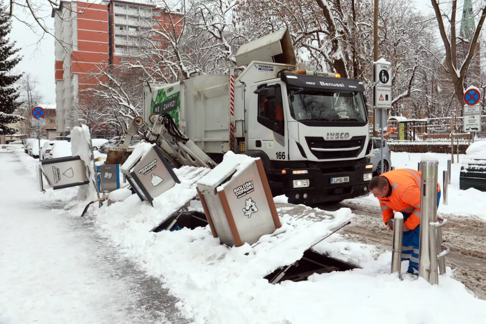 07.01.2026 - sneg, kidanjepoberanje smeti, zaledeneli smetnjak, TaborFoto: Tomaž Skale