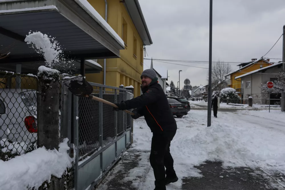 - 07.01.2026. - Reportaža o stanju v LJubljani po sneženju 6. januarja. Kidanje snega  v Rožni dolini v Ljubljani. Sneg Sneženje.//FOTO: Bojan Velikonja