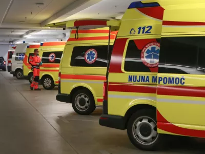 simbolična fotografija - nujna medicinska pomoč - re&scaron;evalno vozilo - re&scaron;ilec- 25.09.2018 - Kirur&scaron;ka klinika UKC Ljubljana - Urgentni kirur&scaron;ki blok - urgenca - reanimacijski prostor &ndash; ogled simulacije na mestu dejanskega sprejema politravmnatiziranega po&scaron;kodovanca //FOTO: Luka Cjuha.