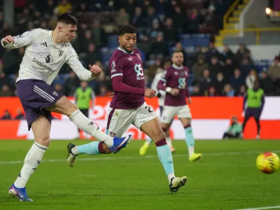 Manchester United's Benjamin Sesko scores during the Premier League soccer match between Burnley and Manchester United in Burnley, England Wednesday, Jan. 7, 2026. (AP Photo/Ian Hodgson)