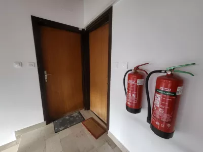 gasilni aparat stanovanjski blok / Foto: Katja Gle&scaron;čič 