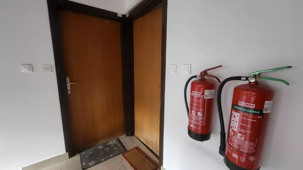 gasilni aparat stanovanjski blok / Foto: Katja Gle&scaron;čič 