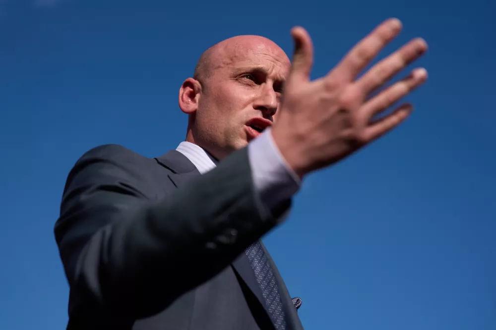 White House deputy chief of staff Stephen Miller speaks with reporters at the White House, Monday, Oct. 6, 2025, in Washington. (AP Photo/Evan Vucci) / Foto: Evan Vucci