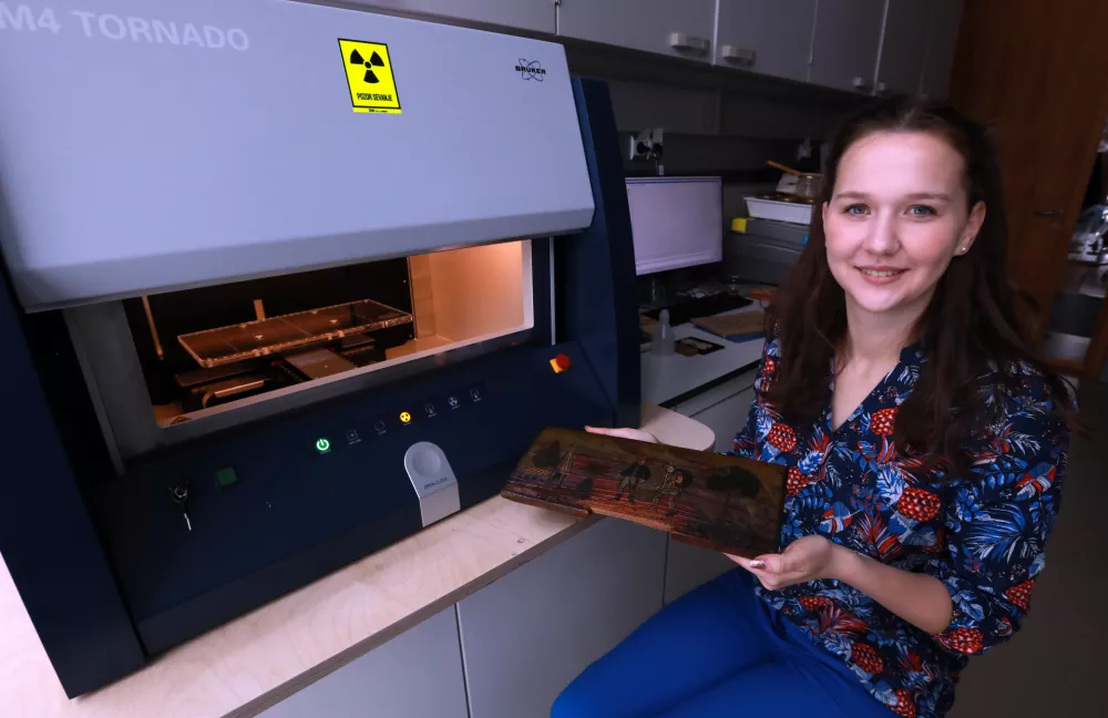 Za raziskave in analize posameznih panjskih končnic se Meta Pivk s sodelavci zana&scaron;a na neinvazivne metode. Med njimi je tudi mikro-XRF, ki pomaga&nbsp;določiti elementno sestavo&nbsp;pigmentov, polnil in morebitnih preparacijskih slojev. /&nbsp;Foto: Tomaž Skale&nbsp;