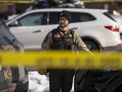 07 January 2026, US, Minneapolis: A Minneapolis Police Department member stands at the scene of a shooting involving a Federal ICE agent in South Minneapolis. An ICE officer fatally shot a woman Wednesday morning in south Minneapolis, where federal and local law enforcement have clashed for hours with protesters. Photo: Mark Brown/ZUMA Press Wire/dpa