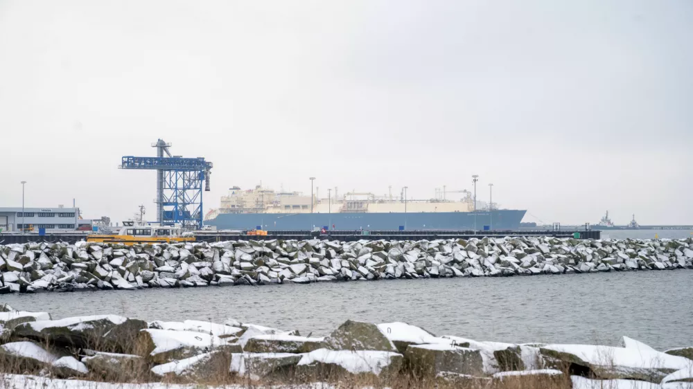FILED - 06 January 2026, Mecklenburg-Western Pomerania, Mukran: The LNG tanker "Seapeak Magellan" transfers liquefied natural gas to the regasification vessel (Floating Storage and Regasification Unit, FSRU) "Neptune" in the port of Mukran. Photo: Stefan Sauer/dpa