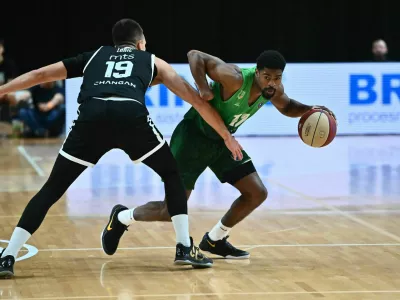 Victor Bailey (z žogo) se seli na Kitajsko.