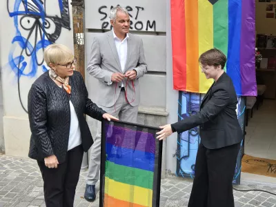 Maribor, Knjigarna Mariborka.S slovesnim razvitjem mavricne zastave pred knjigarno Mariborka, ki sta se ga udelezila predsednica Natasa Pirc Musar in mariborski zupan Sasa Arsenovic, se je v Mariboru zacel Mavricni dan.