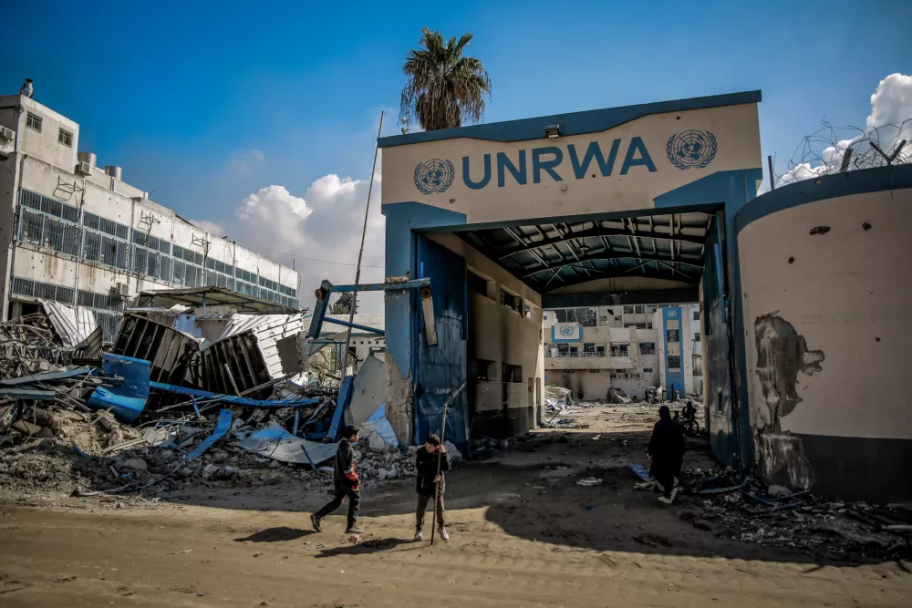 FILED - 10 February 2024, Palestinian Territories, Gaza City: Palestinians examine the damage in front of the United Nations Relief and Works Agency for Palestine Refugees (UNRWA) buildings in Gaza City. Photo: Omar Ishaq/dpa