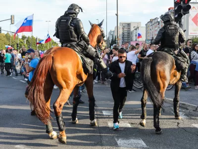 - policijska konjenica - protestniki so se sprehodili po ljubljanskih ulicah proti severni ljubljanski obvoznici ter zaustavili promet - - 29.09.2021 - protest nasprotnikov uvajanja covid ukrepov PCT (preboleli, cepljeni, testirani) v organizaciji stranke Resni.ca - protestniki zahtevali da se covid ukrepi spremenijo v priporočila in da se razpi&scaron;ejo predčasne volitve - Epidemija koronavirus COVID-19, - protestni shod Antivaxerjev - //FOTO: Bojan Velikonja