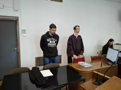 Janez Porenta, &scaron;kofjelo&scaron;ki učitelj verouka in novinar, tik pred izrekom sodbe za posedovanje materiala spolne zlorabe otrok. 