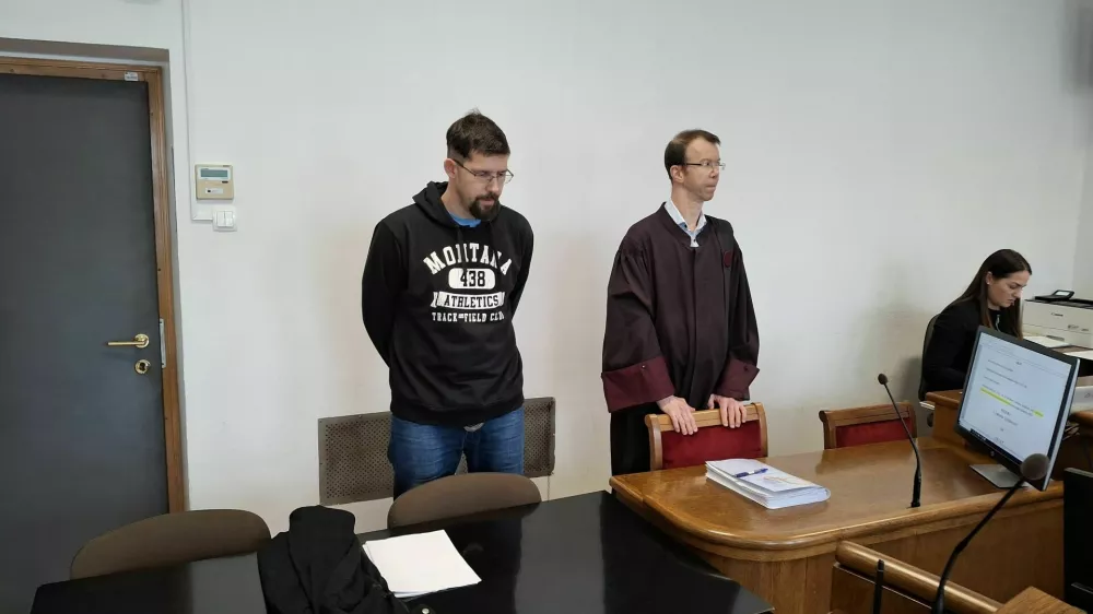 Janez Porenta, &scaron;kofjelo&scaron;ki učitelj verouka in novinar, tik pred izrekom sodbe za posedovanje materiala spolne zlorabe otrok. 