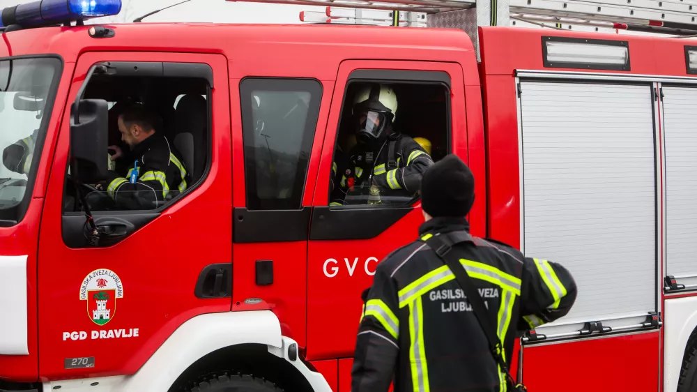 -14.12.2025. - Obsežen požar skladi&scaron;ča in logističnega centra SPAR Slovenija.- gasilci,//FOTO: Bojan Velikonja