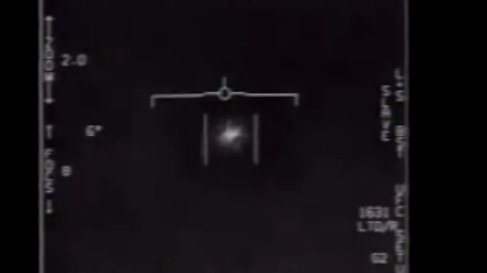 Zajem zaslona enega od posnetkov. Objekt so opisali kot bonbonček tik tok. / Foto: Ameri&scaron;ka Mornarica