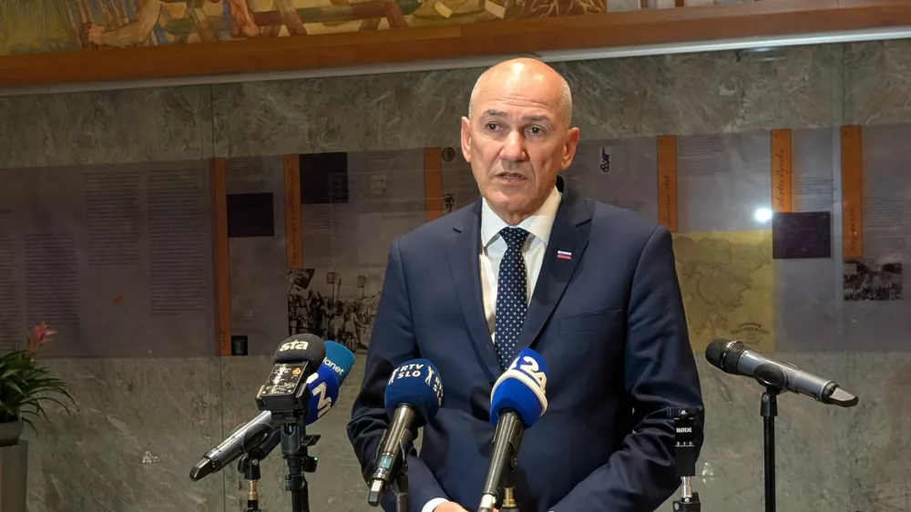 Ljubljana, DZ.Odzivi poslancev v drzavnem zboru na napovedano zvisanje izdatkov za obrambo.Predsednik SDS Janez Jansa.