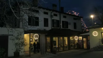 Gostilna Pri hrastu, z novim znakom stopnico vi&scaron;je od povprečja.