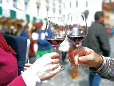 - vino Refo&scaron;k - promocija vina - simbolična fotografija - - 19.05.2016 - 44. Praznik refo&scaron;ka in slovenske Istre - vinogradniki, oljkarji in predstavniki osmice iz slovenske Istre v Ljubljani v poku&scaron;ino ponudili svoje posebnosti.//FOTO: Bojan Velikonja