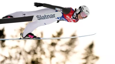 FILE - Nika Prevc, of Slovenia, soars through the air during her first round jump of the ski jumping women's large hill individual competition at the Nordic World Ski Championships in Trondheim, Norway, March 7, 2025. (AP Photo/Matthias Schrader, File) / Foto: Matthias Schrader