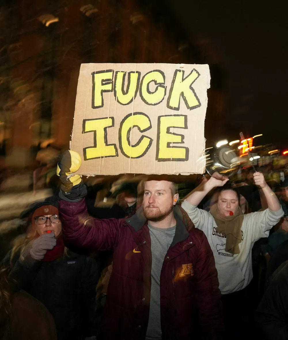  SENSITIVE MATERIAL. THIS IMAGE MAY OFFEND OR DISTURB  People march during a demonstration against increased immigration enforcement, days after the fatal shooting of Renee Nicole Good by a U.S. Immigration and Customs Enforcement (ICE) agent, in Minneapolis, Minnesota, U.S., January 9, 2026. REUTERS/Tim Evans / Foto: Tim Evans