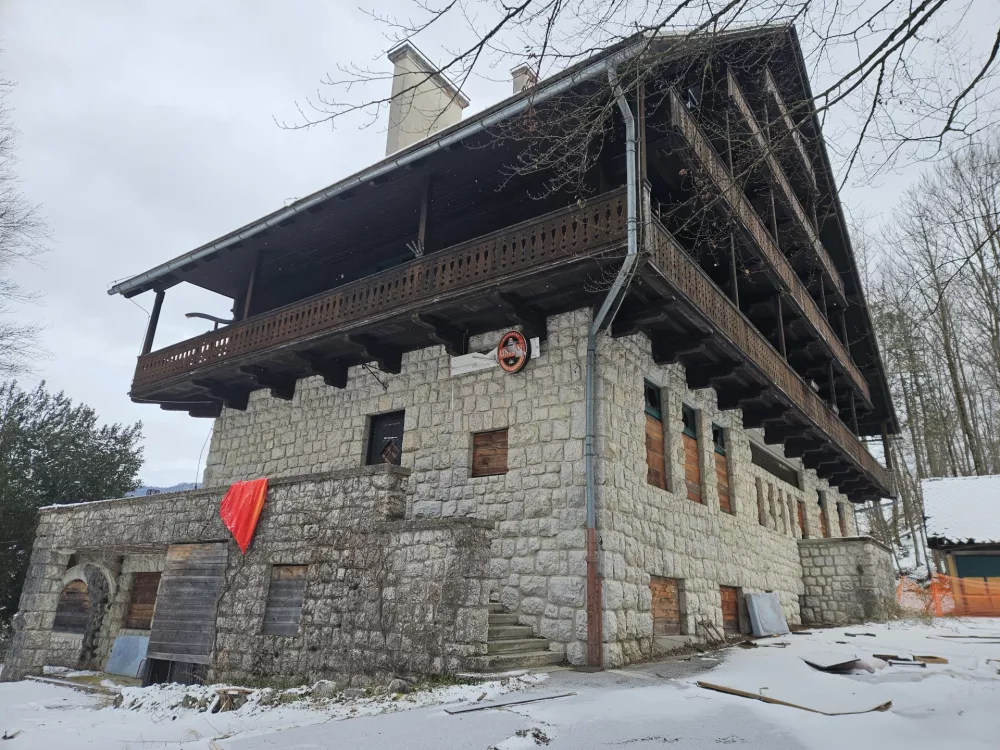 Bohinj, Ribcev Laz.Propadajoci Hotel Bellevue, v katerem je pred skoraj 60 leti pocitnikovala tudi pisateljica Agatha Christie.