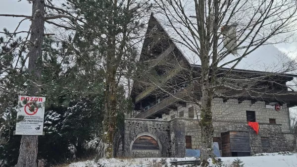 Bohinj, Ribcev Laz.Propadajoci Hotel Bellevue, v katerem je pred skoraj 60 leti pocitnikovala tudi pisateljica Agatha Christie.