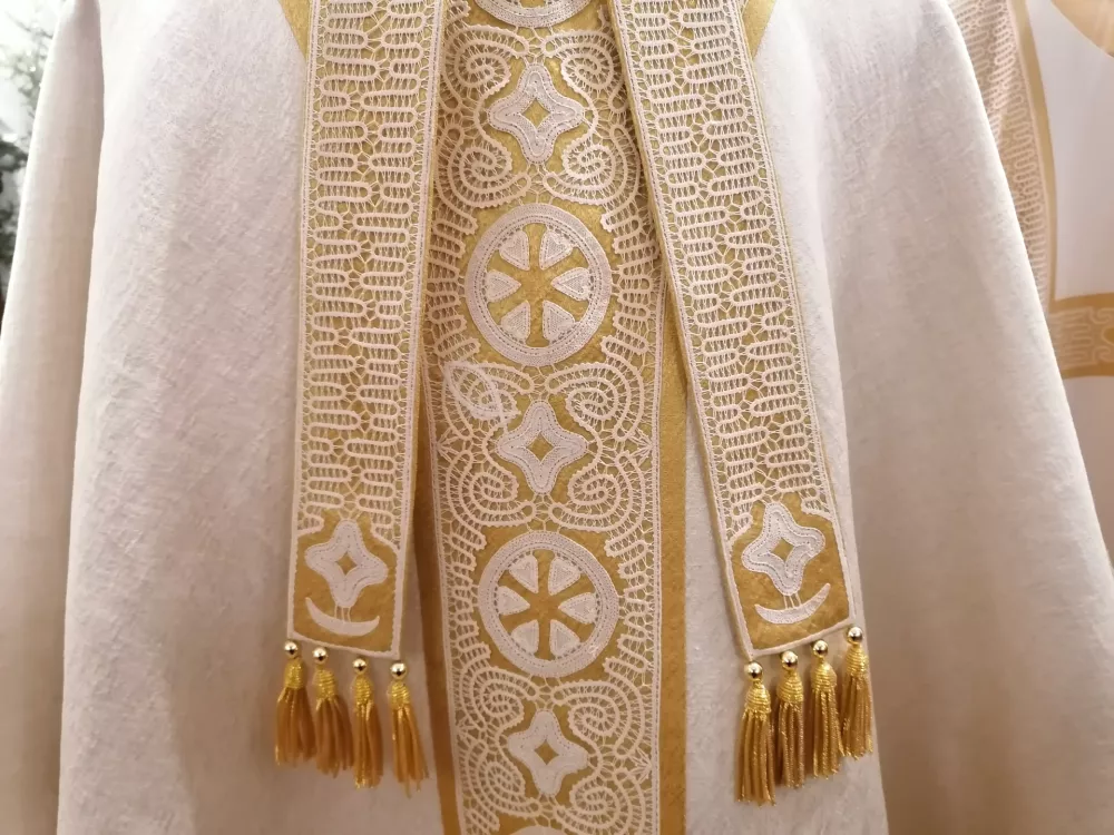 Spodnja Idrija, zupnijska cerkev.Predstavitev masnega plasca in mitre z idrijsko cipko kot darilo papezu.Motiv mitre z idrijsko cipko.