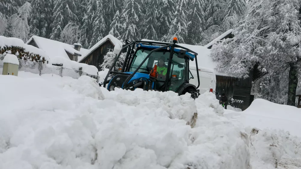 - traktor - pluženje - Jezersko, či&scaron;čenje snega- zaprta cesta -- Gorenjska - Preddvor -   - 3.2.2014 - ZIMA FEBRUAR 2014 - največja naravna katastrofa za elektroenergetski sistem v Sloveniji. - snežno-ledena ujma - ledeni oklep - zaradi snega in žledu podrta drevesa in električni drogovi - brez elektrike približno 250.000 ljudi - po&scaron;kodovanih okrog 500.000 hektarjev gozdov, kar je okrog 42 odstotkov celotne povr&scaron;ine gozda - ponekod brez vode ali telefonskih povezav - &scaron;tevilne vasi odrezane od sveta - žled - led - sneg   //FOTO: Bojan Velikonja