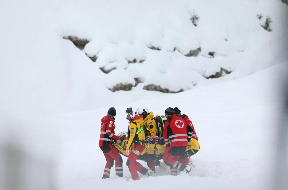 Alpine Skiing - FIS Alpine Ski World Cup - Women's Downhill - Zauchensee, Austria - January 10, 2026 Austria's Magdalena Egger is stretchered off during the Women's Downhill REUTERS/Gintare Karpaviciute