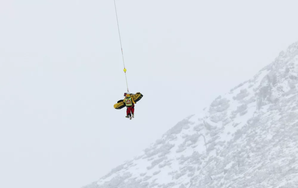 Alpine Skiing - FIS Alpine Ski World Cup - Women's Downhill - Zauchensee, Austria - January 10, 2026 Austria's Magdalena Egger is air lifted to safety after crashing out during the Women's Downhill REUTERS/Gintare Karpaviciute