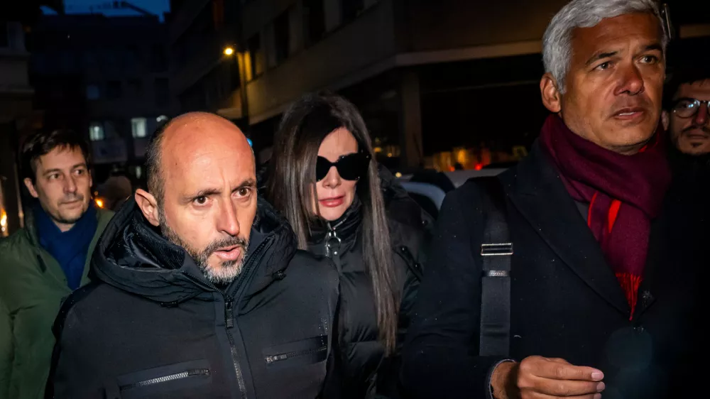 The owners of the "Le Constellation" bar in Crans-Montana, where the deadly fire happened on New Year's Day, Jacques und Jessica Moretti from France, center, arrive with their lawyers Patrick Michod, Yael Hayat and Nicola Meier, to be auditioned by the Valais public prosecutor's office in Sion, Switzerland, Friday, January 9, 2026. (Jean-Christophe Bott/Keystone via AP) / Foto: Jean-christophe Bott