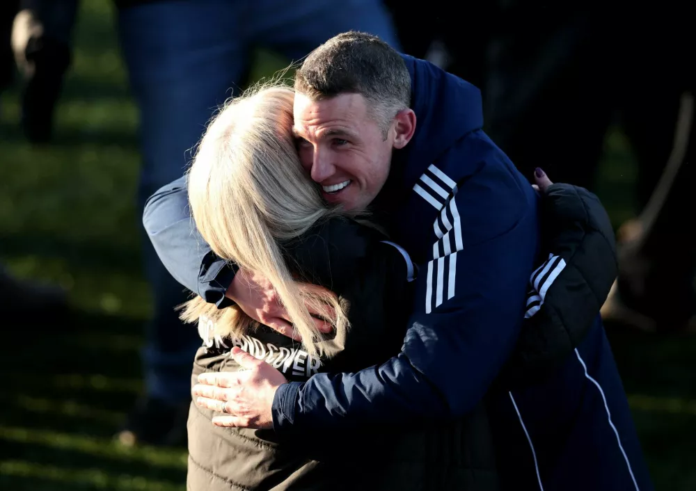 Soccer Football - FA Cup - Third Round - Macclesfield F.C. v Crystal Palace - Moss Rose, Macclesfield, Britain - January 10, 2026 Macclesfield F.C. manager John Rooney celebrates after the match REUTERS/Chris Radburn / Foto: Chris Radburn