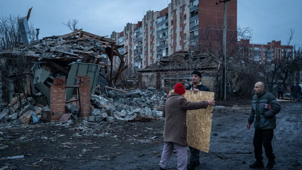 10 January 2026, Ukraine, Sloviansk: Residents walk past the site that was recently hit by a Russian airstrike with a KAB guided bomb. Photo: Tommaso Fumagalli/ZUMA Press Wire/dpa
