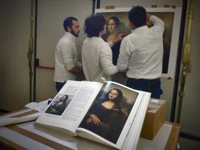 Perugia - Tiskarna Graphicmasters - ITALIJA 2011 - reportaža o izdelavi knjige z naslovom Neskončni Leonardo - najcelostnej&scaron;a predstavitev Leonarda da Vincija &ndash; prestižna, ročno vezana knjiga je o&scaron;tevilčena in je v Slovenskem jeziku iz&scaron;la v 500 izvodih v svetovnem merilu pa v 5000 izvodih, - cena 3.300 EUR/FOTO: Bojan Velikonja OPOMBA: ZA OBJAVO V PRILOGI &ndash; DNEVNIKOV OBJEKTIV - REPORTAŽA Leonardo da Vinci